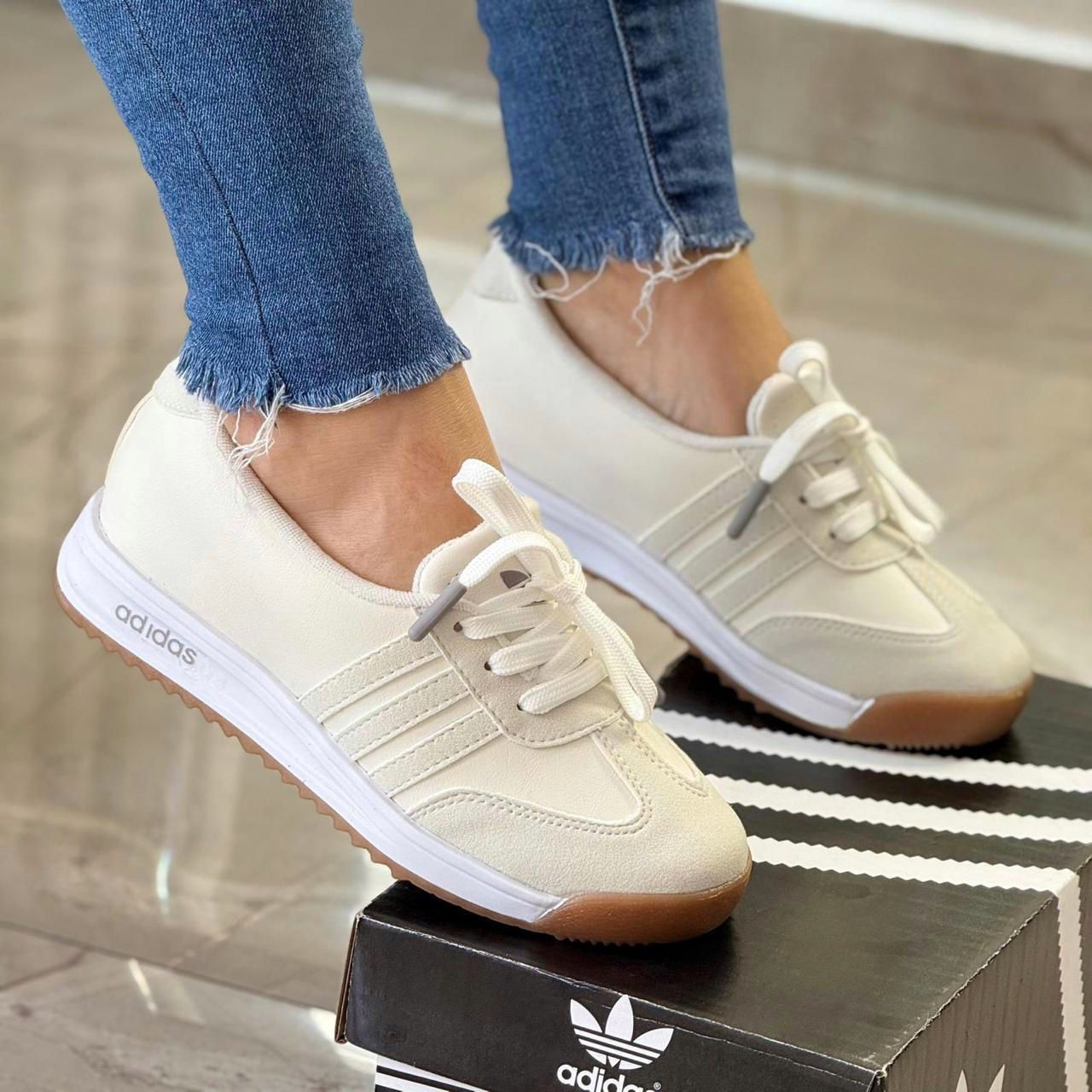 Bolichero Adidas 4080 – Diseño Exclusivo y Comodidad