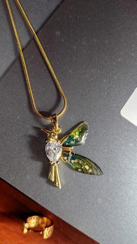 Anillo flor dorado statement – detalle en mano