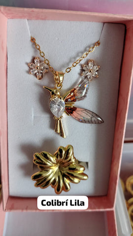Collar colibrí lila – detalle alas iridiscentes