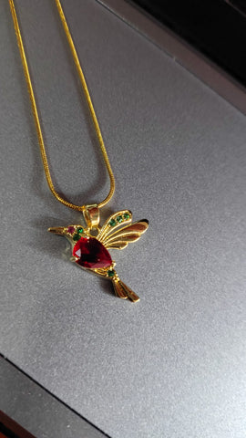 Juego Colibrí Lila completo en caja rosa – collar, aretes y anillo