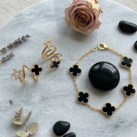 Combo Van Cleef – pulsera y anillos con rosa y piedras negras