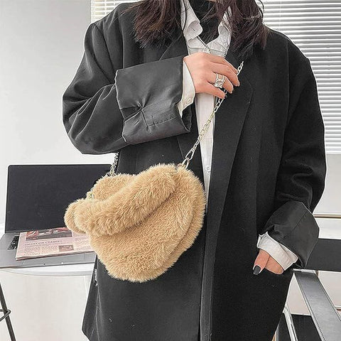 Bolso Peluche Corazón - modelo usando