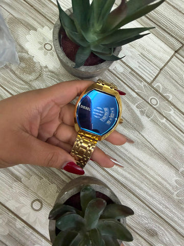 Reloj Diesel Dorado vista lateral espejada