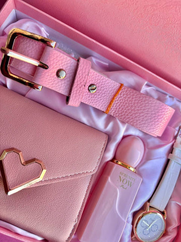 Set Rosa – detalle cinto, cartera corazón y reloj
